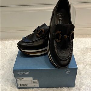 Women’s soft waves comfort fashion loafers.